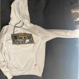 LEbron sweater x Nike